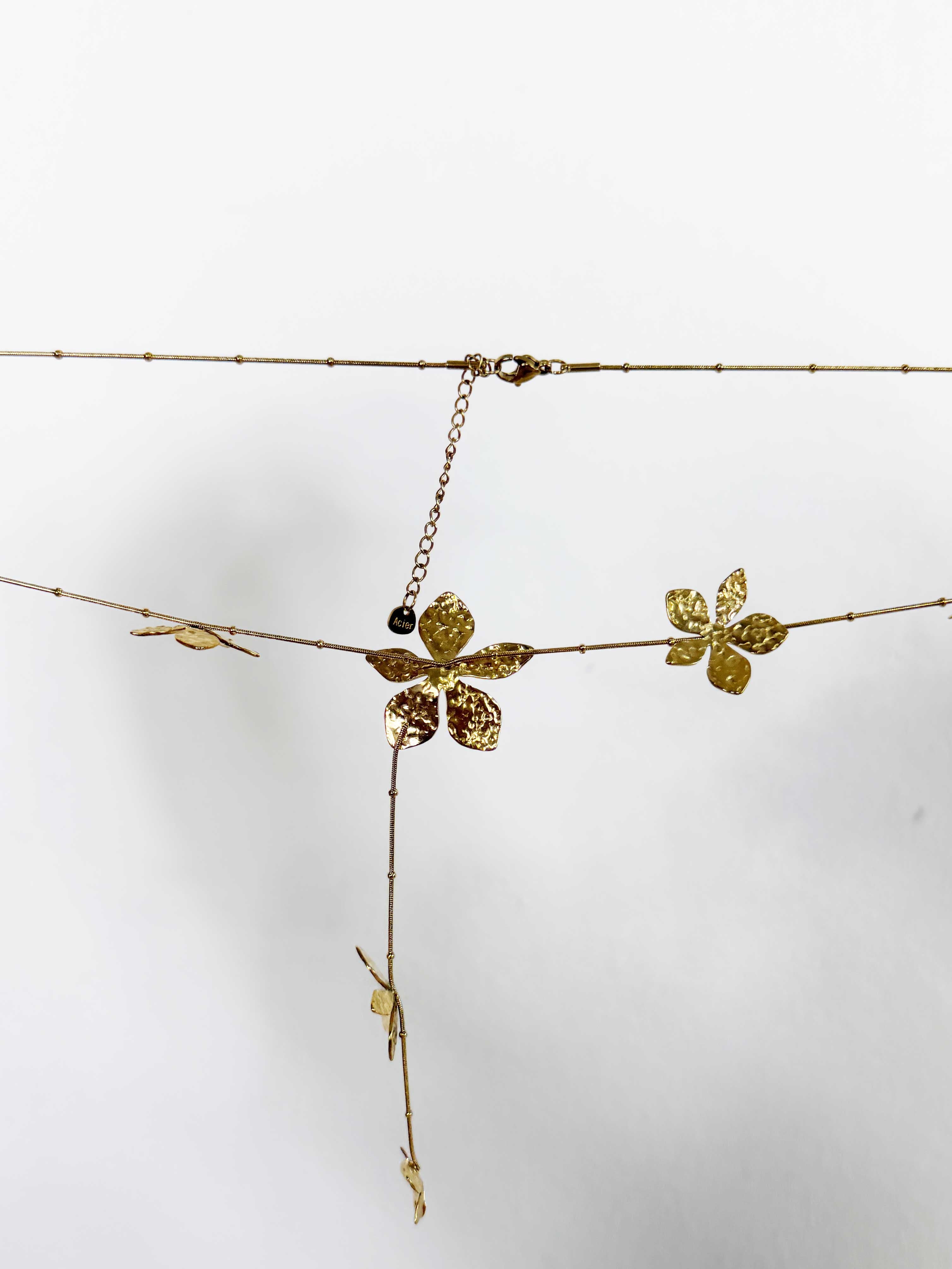 Soraya - Långt guldhalsband med blomhänge